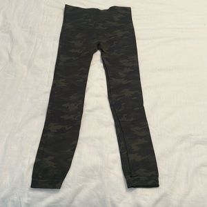 Spanx geeen camo leggings, women’s size medium
